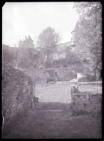 Jardin et puits au pied des remparts du château de Fougères (Ille-et-Vilaine).
