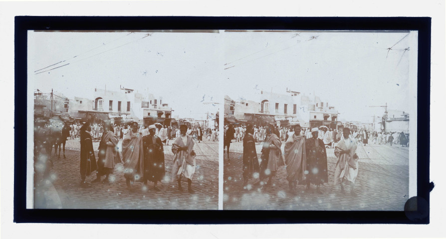 Bédouins sur une place de ville d'Algérie.
