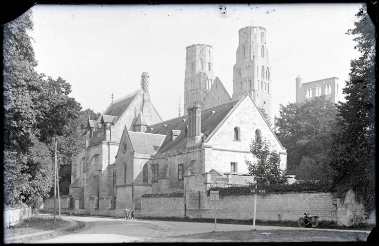 Pavillon d'entrée des ruines et vestiges de l'abbaye de Jumièges (Seine-Maritime).