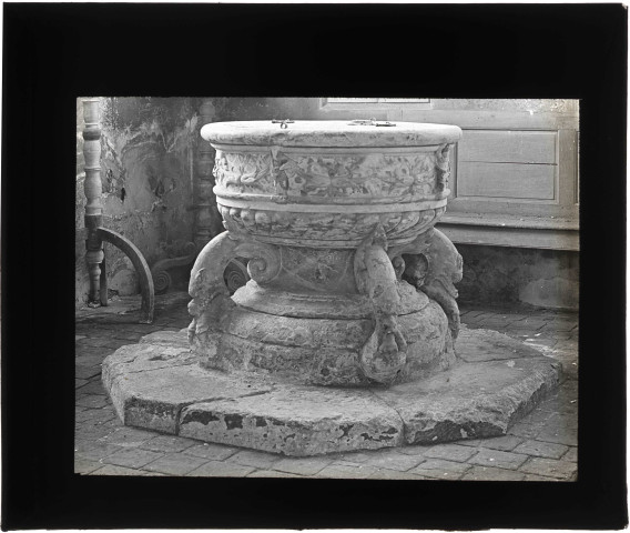 Fonts baptismaux de l'église de Dampsmesnil (Eure).