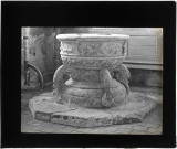 Fonts baptismaux de l'église de Dampsmesnil (Eure).