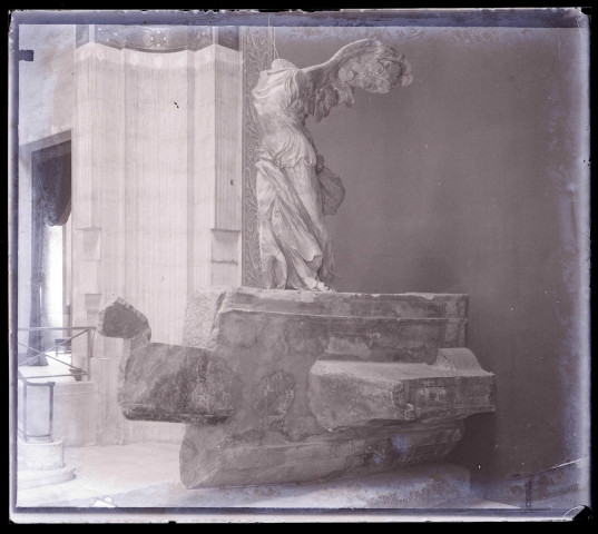 Sculpture « la Victoire de Samothrace », exposée au musée du Louvre de Paris (Seine).