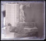 Sculpture « la Victoire de Samothrace », exposée au musée du Louvre de Paris (Seine).