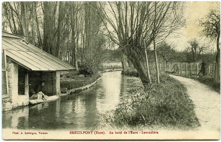 Breuilpont. Au bord de l'Eure - Lavandière.