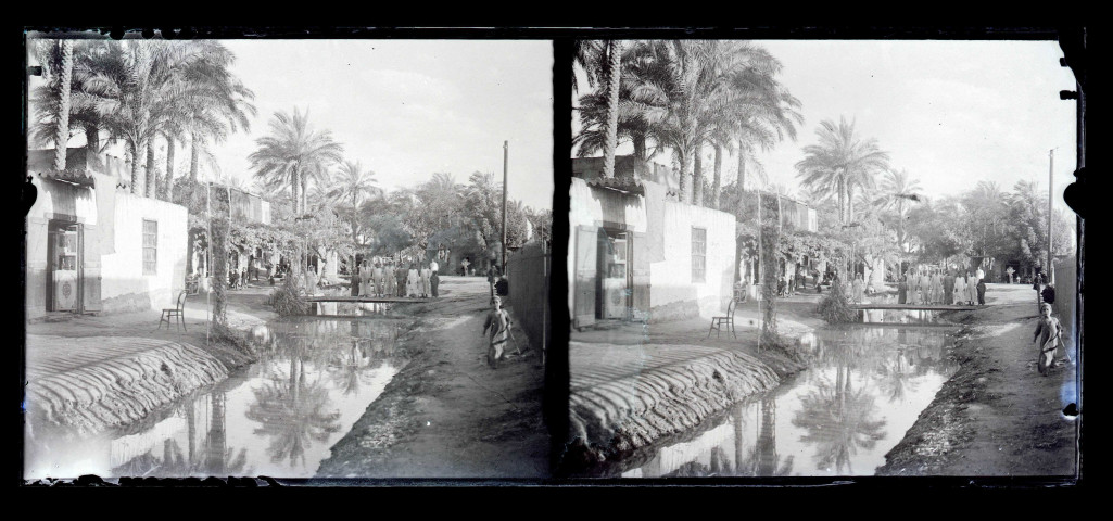 Habitations au pied d'un canal d'irrigation.