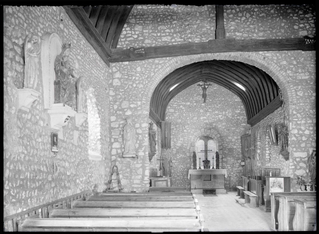 Intérieur de l'église de Ménesqueville (Eure).