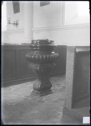 Fonts baptismaux de l'église de Mesnil-Verclives (Eure).