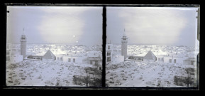 Vue générale d'une ville, de son minaret et de son port.