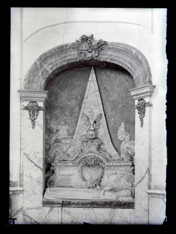 Tombeau (gisant) de Simon de Dammartin de l'abbaye de cisterciens Notre-Dame de Saint-Martin de Valloires (Somme).