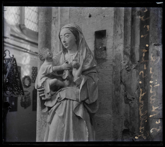 Statue de la Vierge à l'enfant de l'église de Saint-Martin-le-Gaillard (Seine-Maritime), hauteur 1,40m.