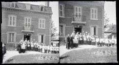 Groupe de prêtres et d'enfants de chœur posant sur le perron d'une habitation.