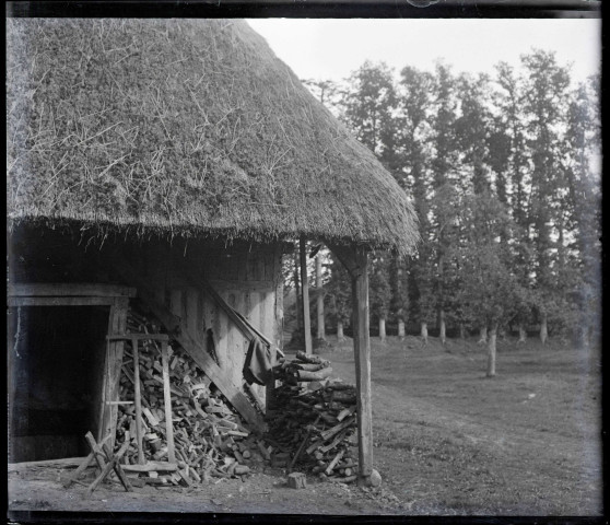 Grange de chaumière dans la campagne normande.