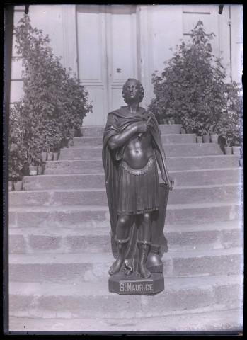 Statue de Saint-Maurice posée sur un perron.