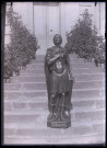 Statue de Saint-Maurice posée sur un perron.