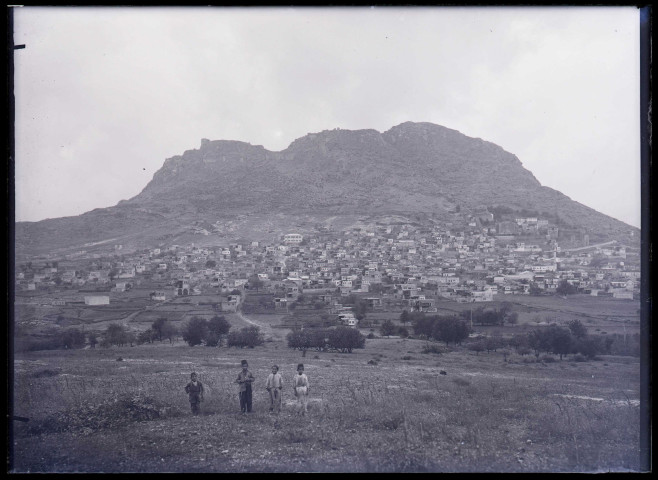 Vue générale du bourg, du catholicossat et de la citadelle de Kozan (Sis) (Turquie) (notice PA).