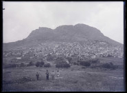 Vue générale du bourg, du catholicossat et de la citadelle de Kozan (Sis) (Turquie) (notice PA).