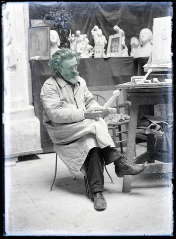 Artiste dans les ateliers Charles Desvergnes.