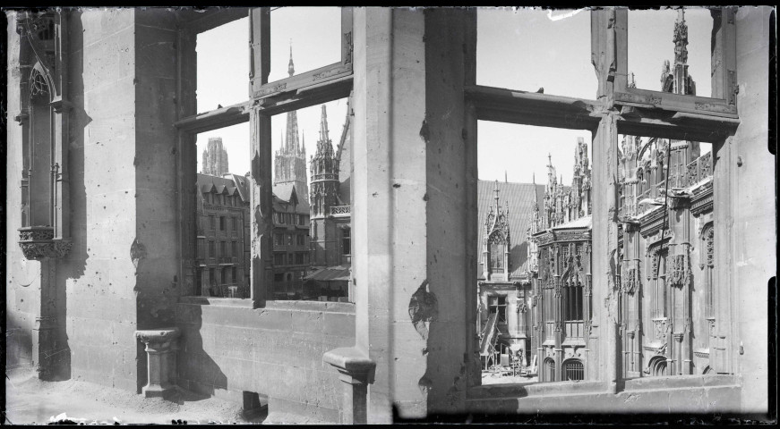Cour et tourelle du Palais de justice de Rouen (Seine-Maritime), endommagé par les bombardements de la seconde guerre mondiale.