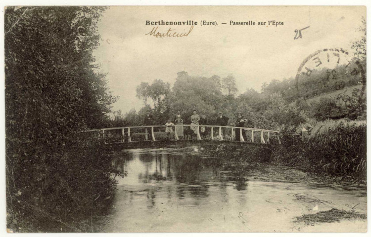 Berthenonville. Passerelle sur l'Epte.