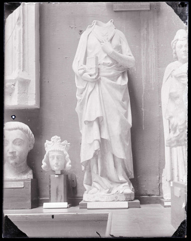 Moulage de la statue de Nantechilde, femme de Dagobert, provenant du monument funéraire du Roi, exposé au musée du Trocadéro de Paris (Seine).