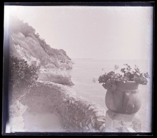 Chemin de douaniers le long d'une falaise.