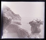Chemin de douaniers le long d'une falaise.