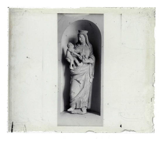 Statue de Vierge à l'enfant.