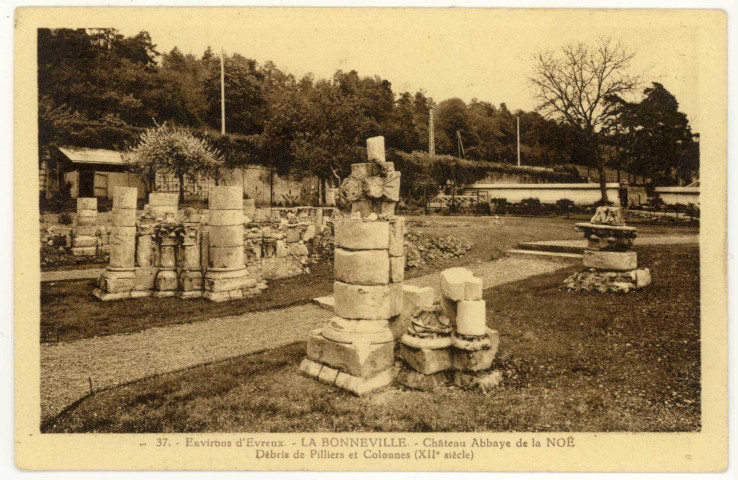 Bonneville-sur-Iton (la). Château Abbaye de la Noë-Débris de Piliers et Colonnes (XIIe siècle).