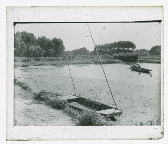 Barques à fond plat dans les hortillonnages d'Amiens (Somme).