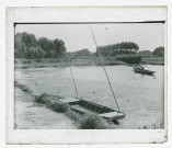 Barques à fond plat dans les hortillonnages d'Amiens (Somme).