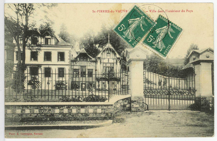Saint-Pierre-du-Vauvray. Villa dans l'intérieur du Pays.