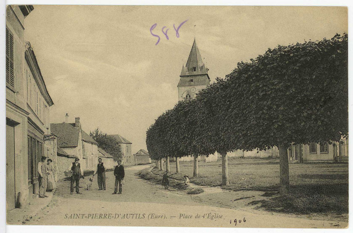 Saint-Pierre-d'Autils. Place de l'Eglise.