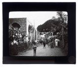 Villageois dans une ruelle.