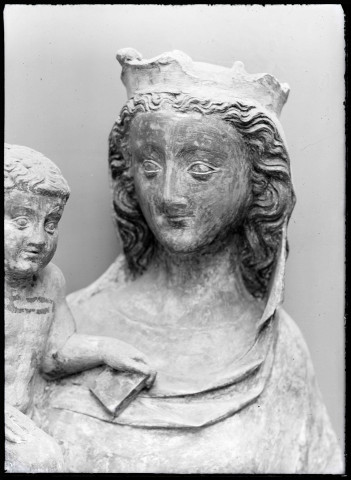 Statue de Vierge à l'enfant du XIVème siècle de l'église de Sancourt (Eure).
