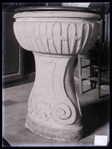 Église de La Chapelle-Hareng (Eure), fonts baptismaux.
