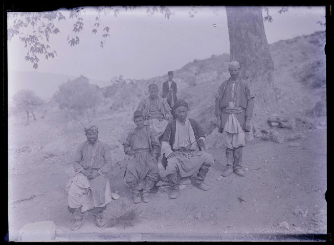 Groupe de turcs dans la région d'Antioche (Turquie) (notice PA).