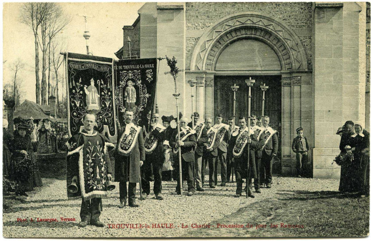 Trouville-la-Haule. La Charité. - Procession du jour des Rameaux.