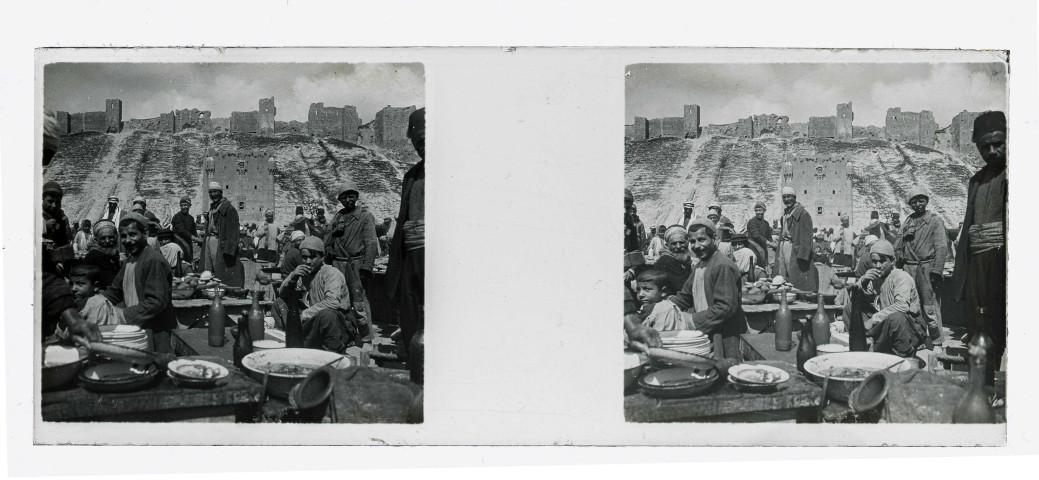 Scène de marché au pied de la citadelle d'Alep (Syrie).