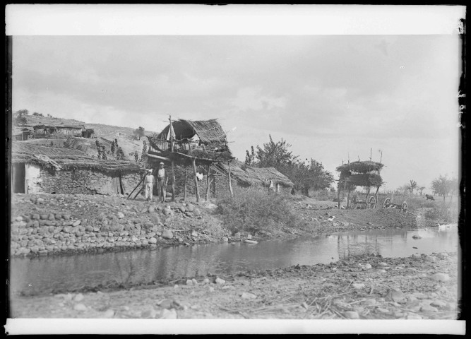 Cabanes sur pilotis au bord d'une rivière aux environs d'Antioche (Turquie).