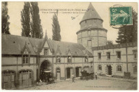 Condé-sur-Iton. Domaine de Condé-sur-Iton- Vieux Château-Intérieur de la Cour.