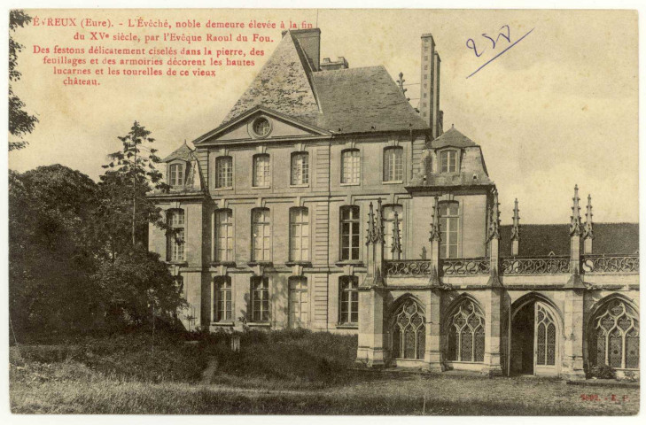 Evreux-Ville. L'Evêché, noble demeure élevée à la fin du XVe, par l'Evêque Raoul du Fou - Des festons délicatement ciselés dans la pierre, des Feuillages et des armoiries décorent les haute lucarnes et les tourelles de ce vieux château.