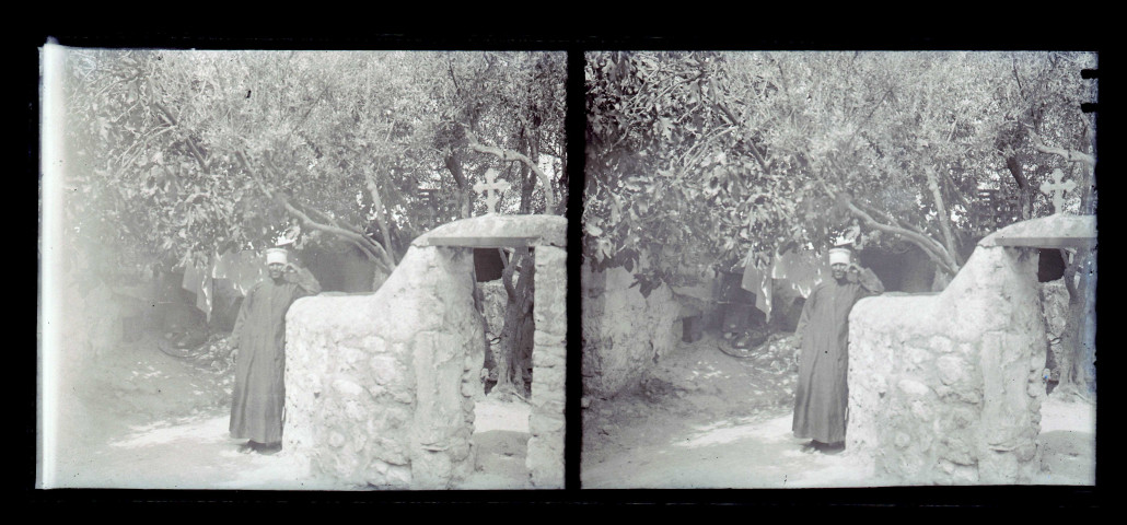Édifice orthodoxe dans un jardin.