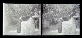 Édifice orthodoxe dans un jardin.