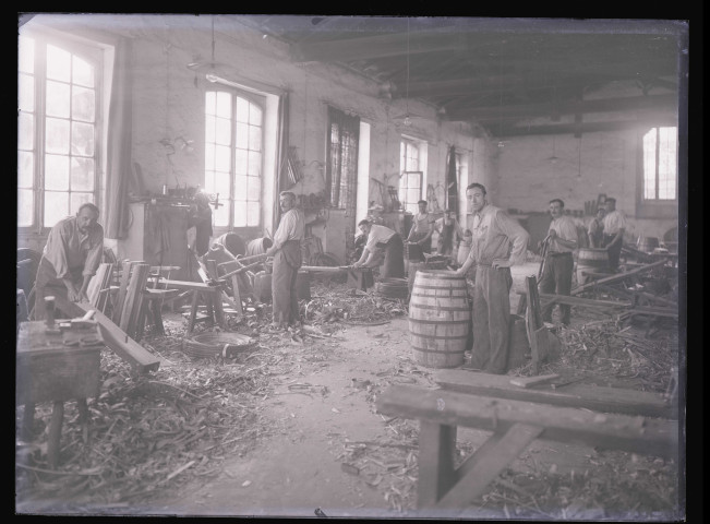 Ouvriers posant dans un atelier de tonnellerie d'une distillerie de Cognac (Charente).