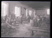 Ouvriers posant dans un atelier de tonnellerie d'une distillerie de Cognac (Charente).