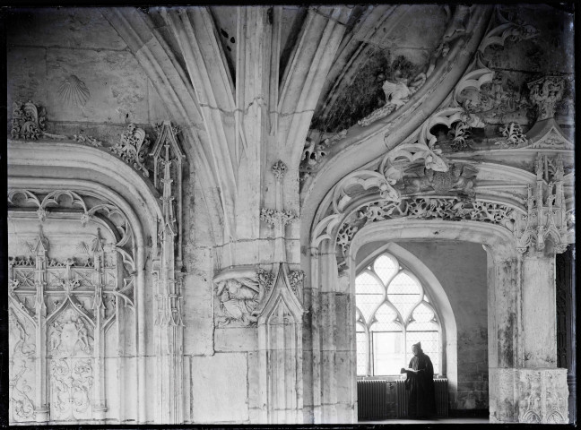 Détail des croisées d'ogives du cloître de l'abbaye Notre-Dame de Fontenelle de Saint-Wandrille-Rançon (Seine-Maritime).