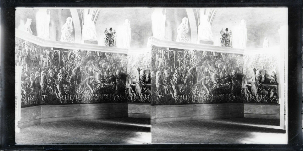 Bas-relief sculpté représentant les différentes étapes de la Passion du Christ.