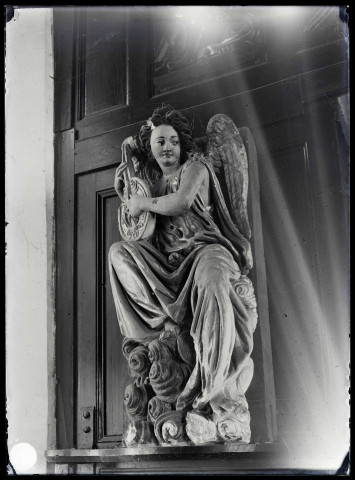 Statue d'ange musicien de l'église de Saint-Pierre-de-Cormeilles (Eure).