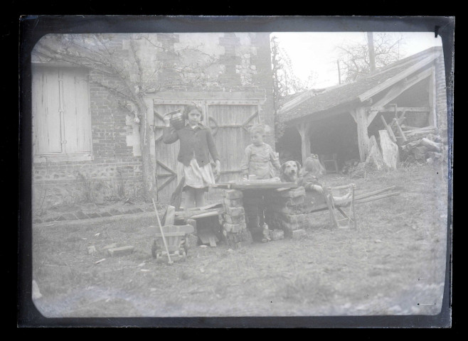 Enfants et chien autour d'un puits.