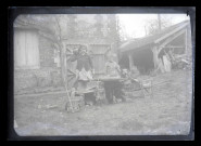 Enfants et chien autour d'un puits.